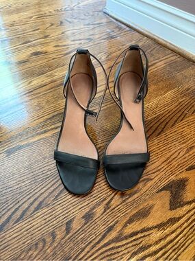Halogen black leather minimalist sandal size 8.5